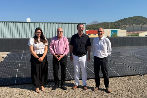 Conseller i membres de l'IBE amb plaques solars